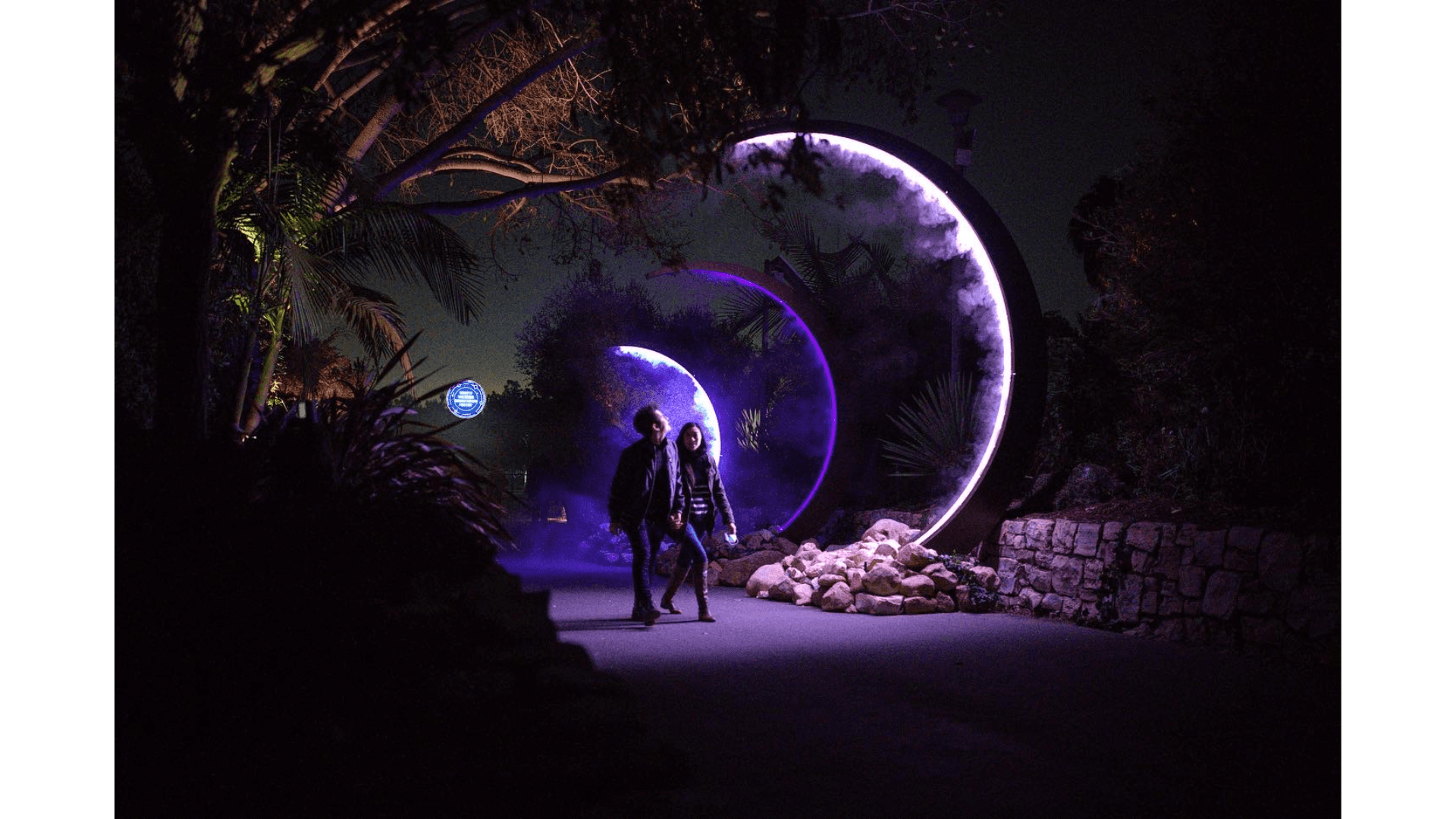 Instalación artística con aros luminosos creada por Doméstica Fantástica
